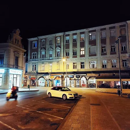 Square 16 - Absolutely Location Apartament