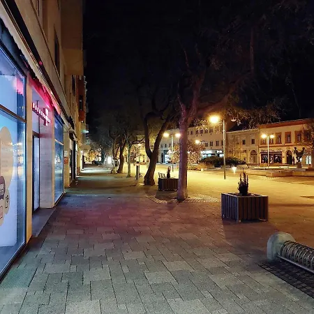Square 16 - Absolutely Location With Self Check In Apartment *
