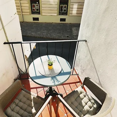 Square 16 - Absolutely Location Διαμέρισμα Σζομπαθέλι