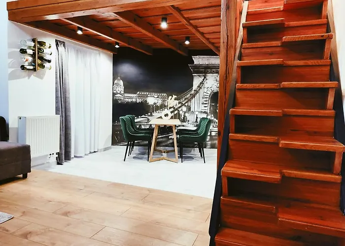 Apartment Square 16 - Absolutely Location *