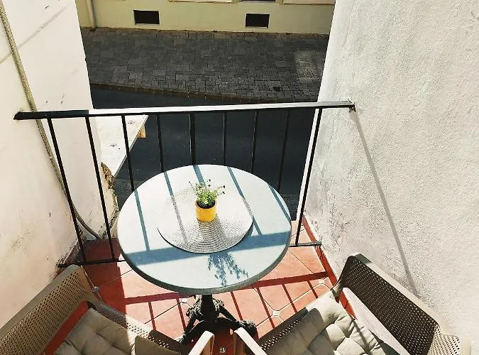 Square 16 - Absolutely Location Διαμέρισμα Σζομπαθέλι